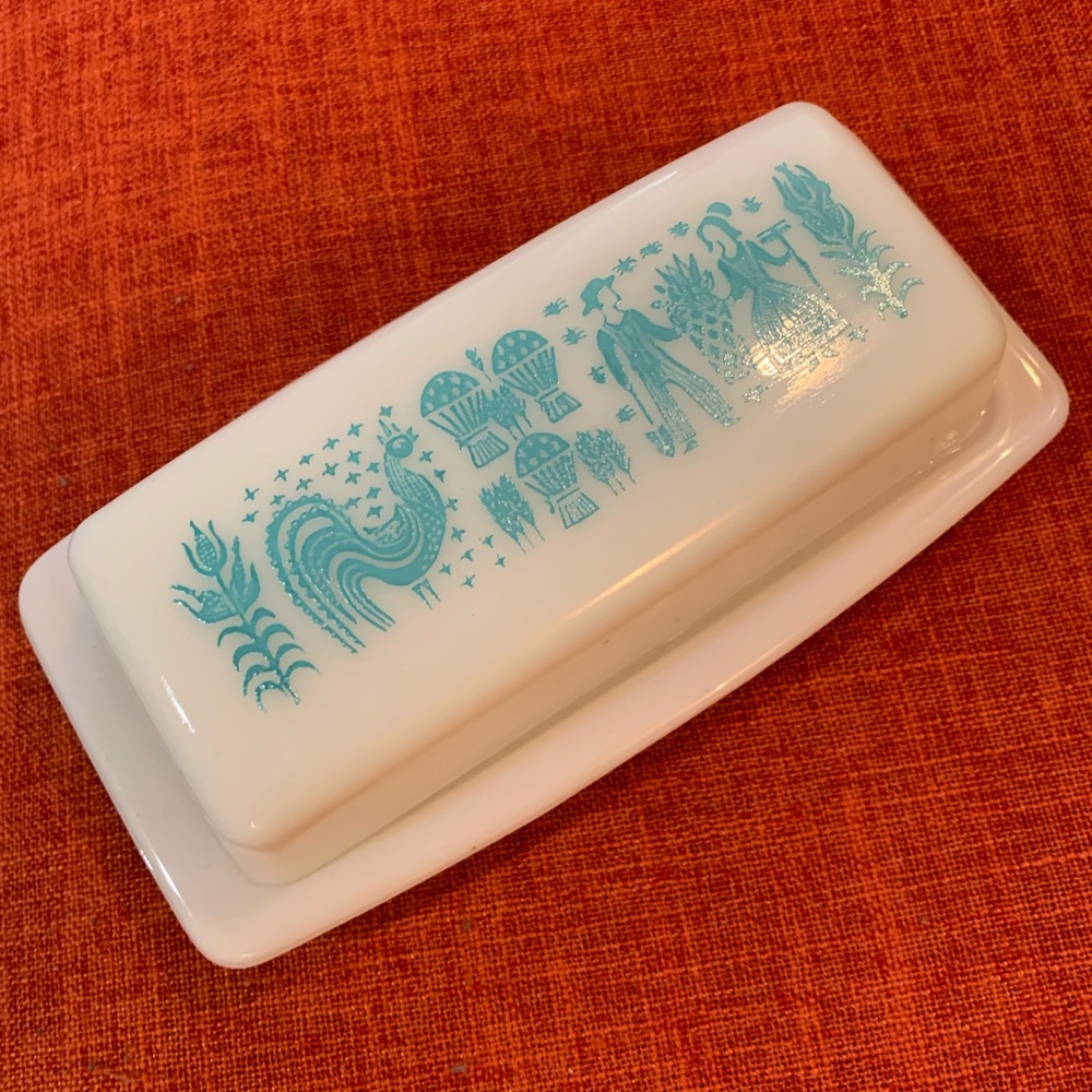 Pyrex vintage butterprint butter dish. Pristine condition no wear or chips